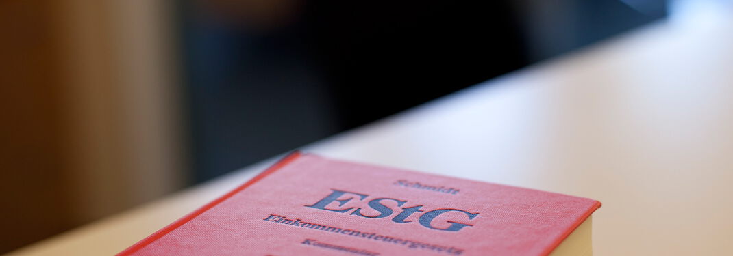 Detailaufnahme eines Buches zum Einkommensteuergesetz