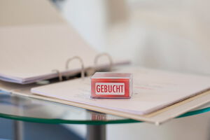 Abbildung eines Stempels mit dem Aufdruck 'gebucht'